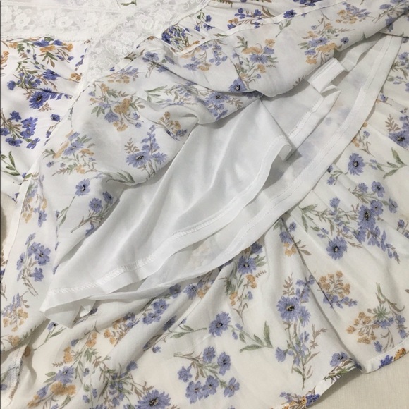 In Loom Floral Flowy Lace Top - Picture 3 of 6